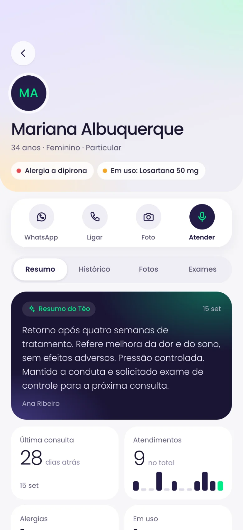 Tela do app Medora com a ficha do paciente: alergias, medicamentos em uso e o resumo do último atendimento